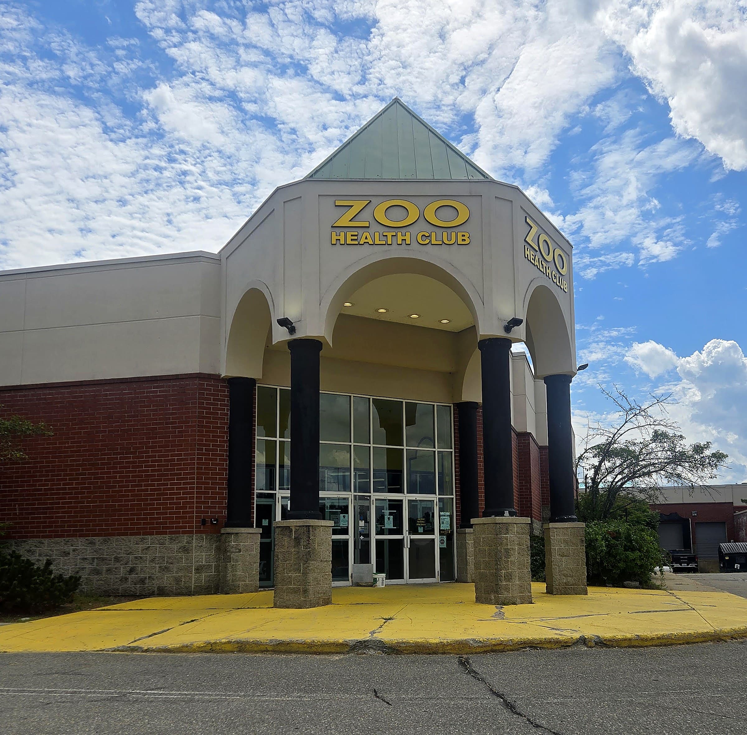 Zoo Health Club entrance at 270 Loudon Rd, Concord NH: black pillars and yellow walkway; Strength and Power Massage is up the stairs on the second floor